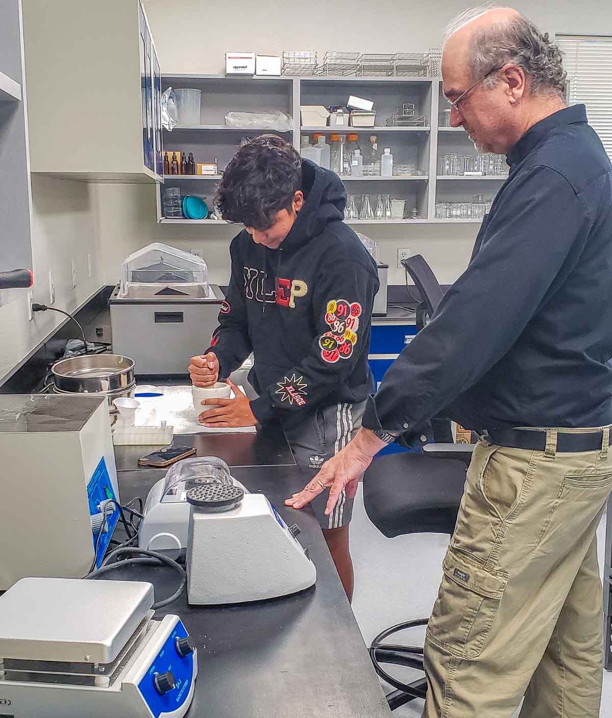 安德森博士和一个学生在创造论研究 实验室中处理恐龙软组织的样本