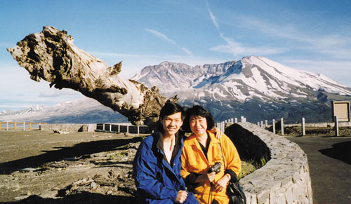 允圣和苏博士在考察美国华盛顿州的圣海伦斯火山